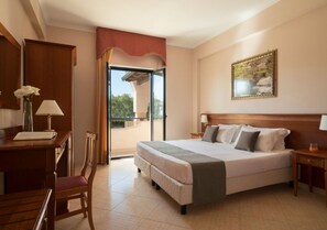 Värdeförvaringsskåp på rummet och skrivbord