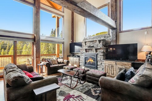 Secluded Escape for 10, Hot Tub, Game Room & More!