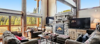 Secluded Escape for 10, Hot Tub, Game Room & More!