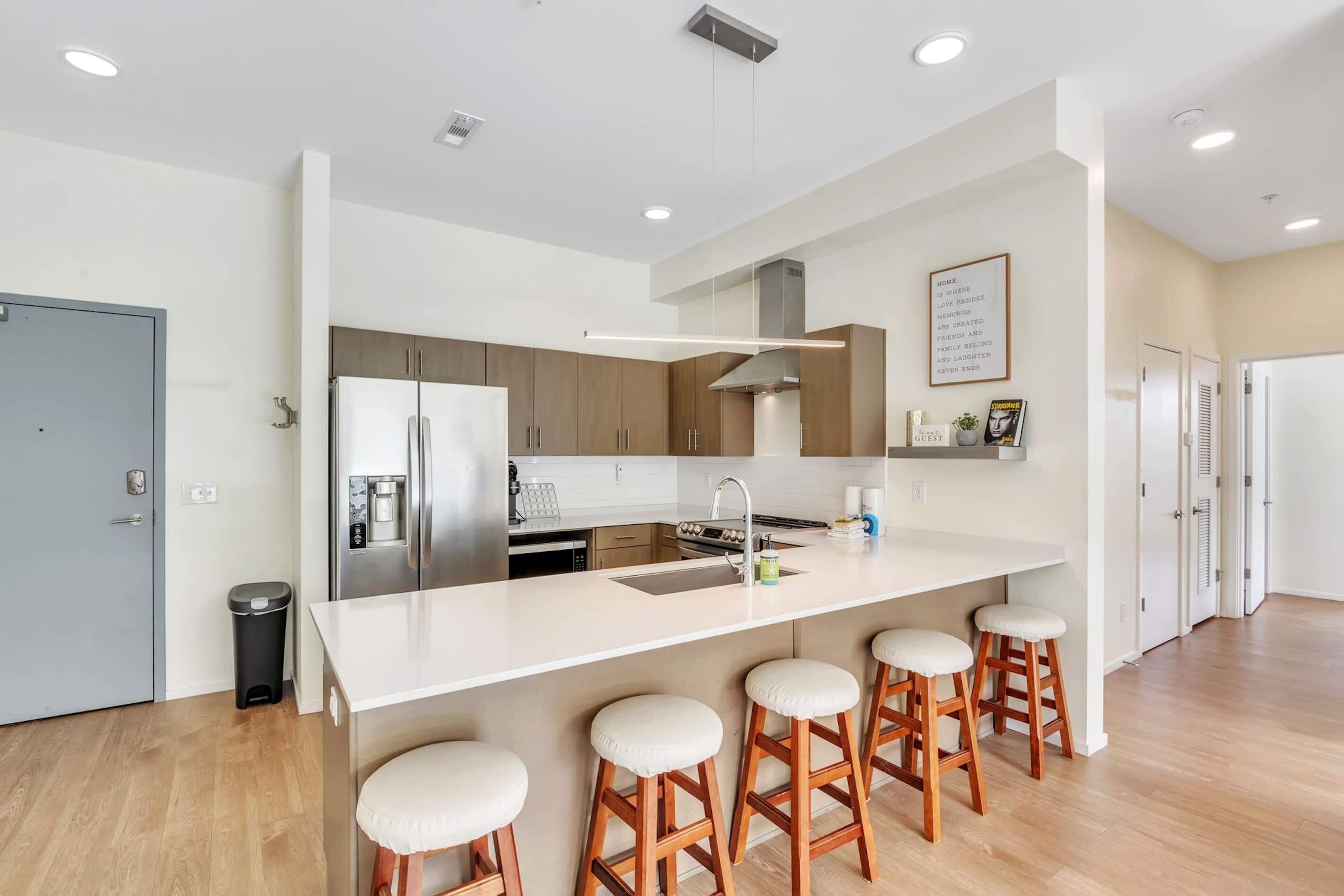 ثلاجة، ميكروويف، فرن، موقد طهي مسطح