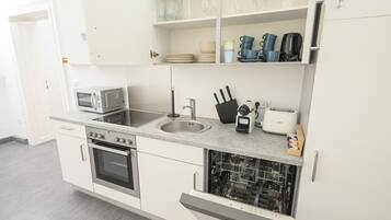 Fridge, oven, stovetop, coffee/tea maker