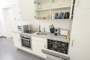 Fridge, oven, stovetop, coffee/tea maker