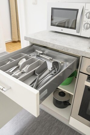 Fridge, oven, stovetop, coffee/tea maker