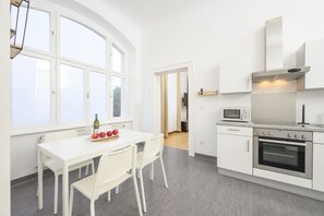 Fridge, oven, stovetop, coffee/tea maker