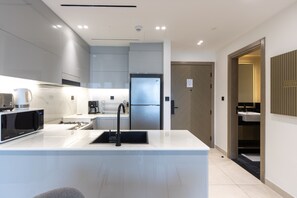 Kjøleskap, mikrobølgeovn, ovn og kokeplater