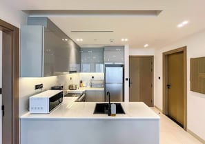 Frigorífic, microones, forn i placa de cuina