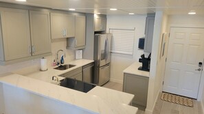 Frigorífico, microondas, placa de cocina y lavavajillas