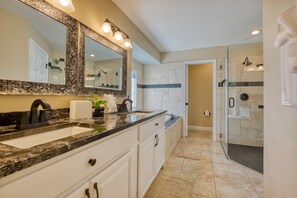 Shower, hair dryer, towels - VILLA PALM PARADISE – HEATED POOL | BOAT RENTAL + TOURS VOUCHER INCL. (Cape Coral)