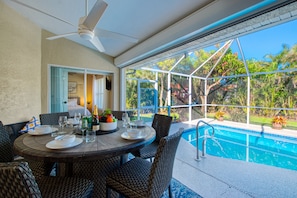 A heated pool - VILLA PALM PARADISE – HEATED POOL | BOAT RENTAL + TOURS VOUCHER INCL. (Cape Coral)