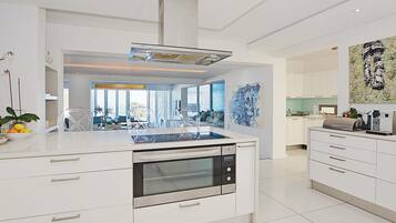 Villa | 4 bedrooms, desk, Internet