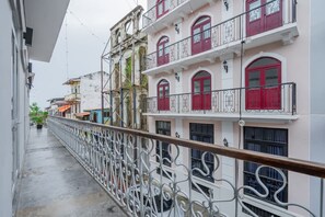 2 bedrooms, Internet - w Marvelous 2BR w Rooftop Pool In Casco Antiguo (Panama City)