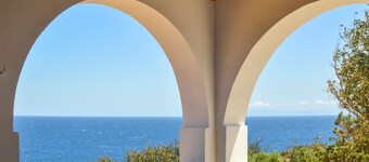 Villa Rouvis With Outdoor Hot Tub