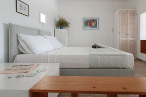 2 bedrooms, desk - Sunset Beach House With two Bedrooms (Naxos)
