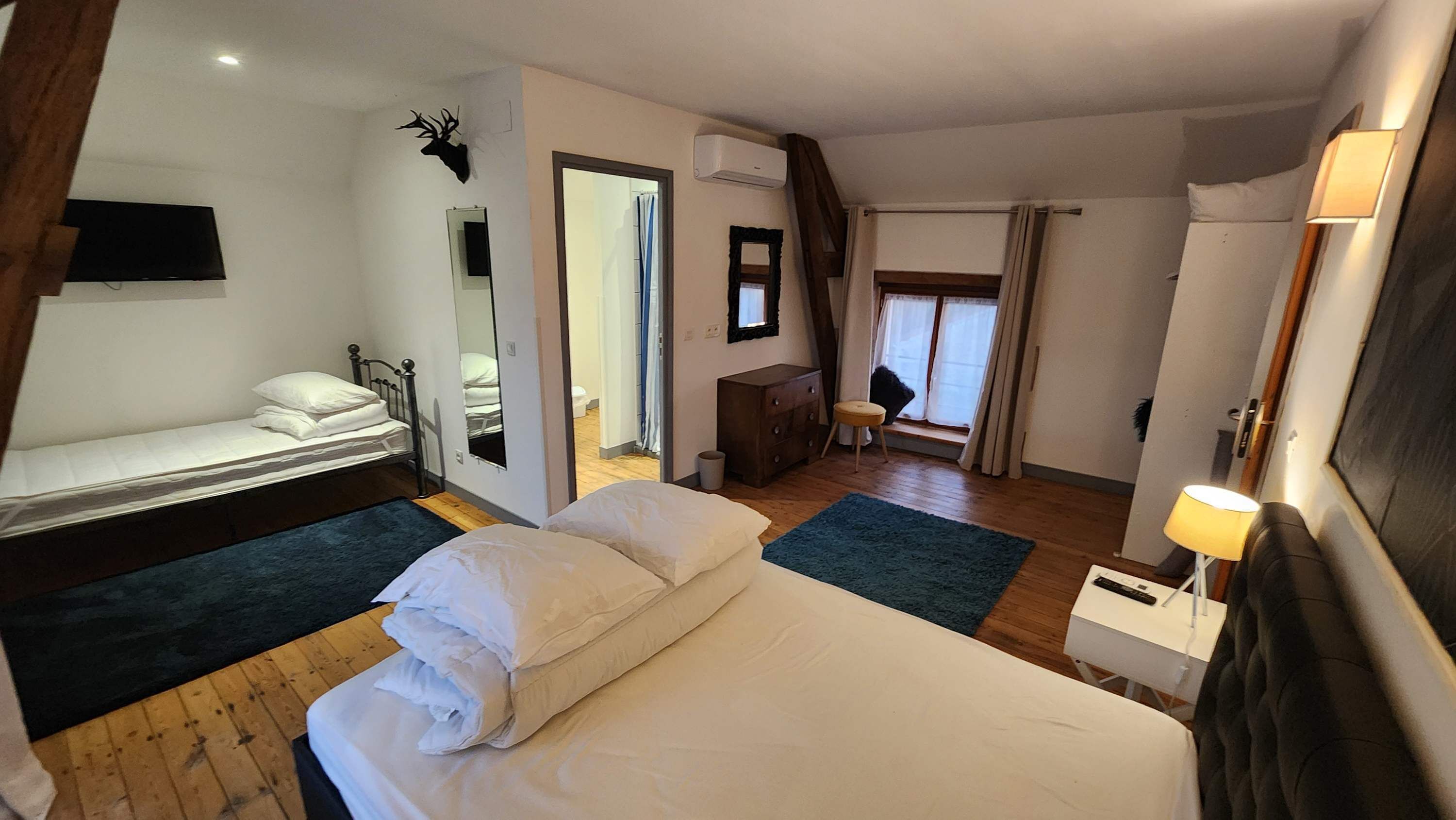 4 habitaciones, tabla de planchar con plancha y wifi 