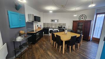 Een koelkast, een magnetron, een oven, een kookplaat