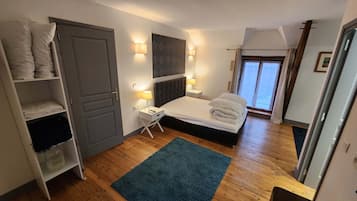 4 bedrooms, iron/ironing board, WiFi