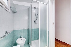 ヘアドライヤー、ビデ、タオル、トイレットペーパー