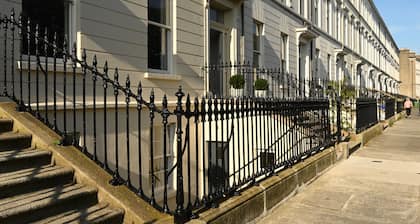 Spacious, bright and modern apartment on Monkstown seafront