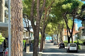 Third-party on-site parking - Pampering a stone's throw from the sea (Lignano Sabbiadoro)