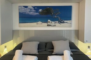 1 sovrum, strykjärn/strykbräda och sängkläder
