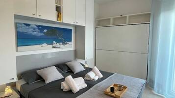 1 habitación, tabla de planchar con plancha y ropa de cama