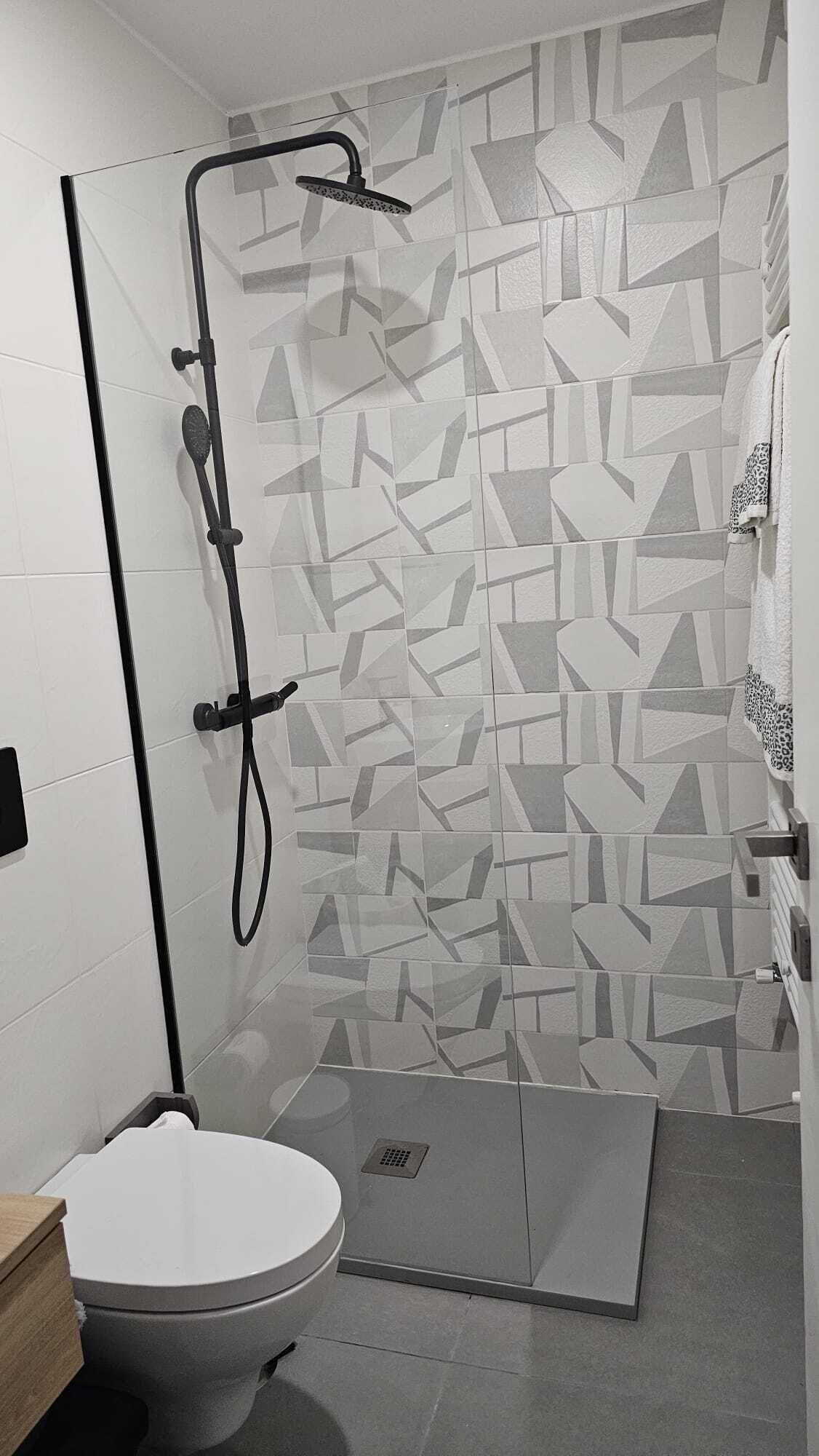 Douche, séchoir à cheveux, serviettes fournies, savon