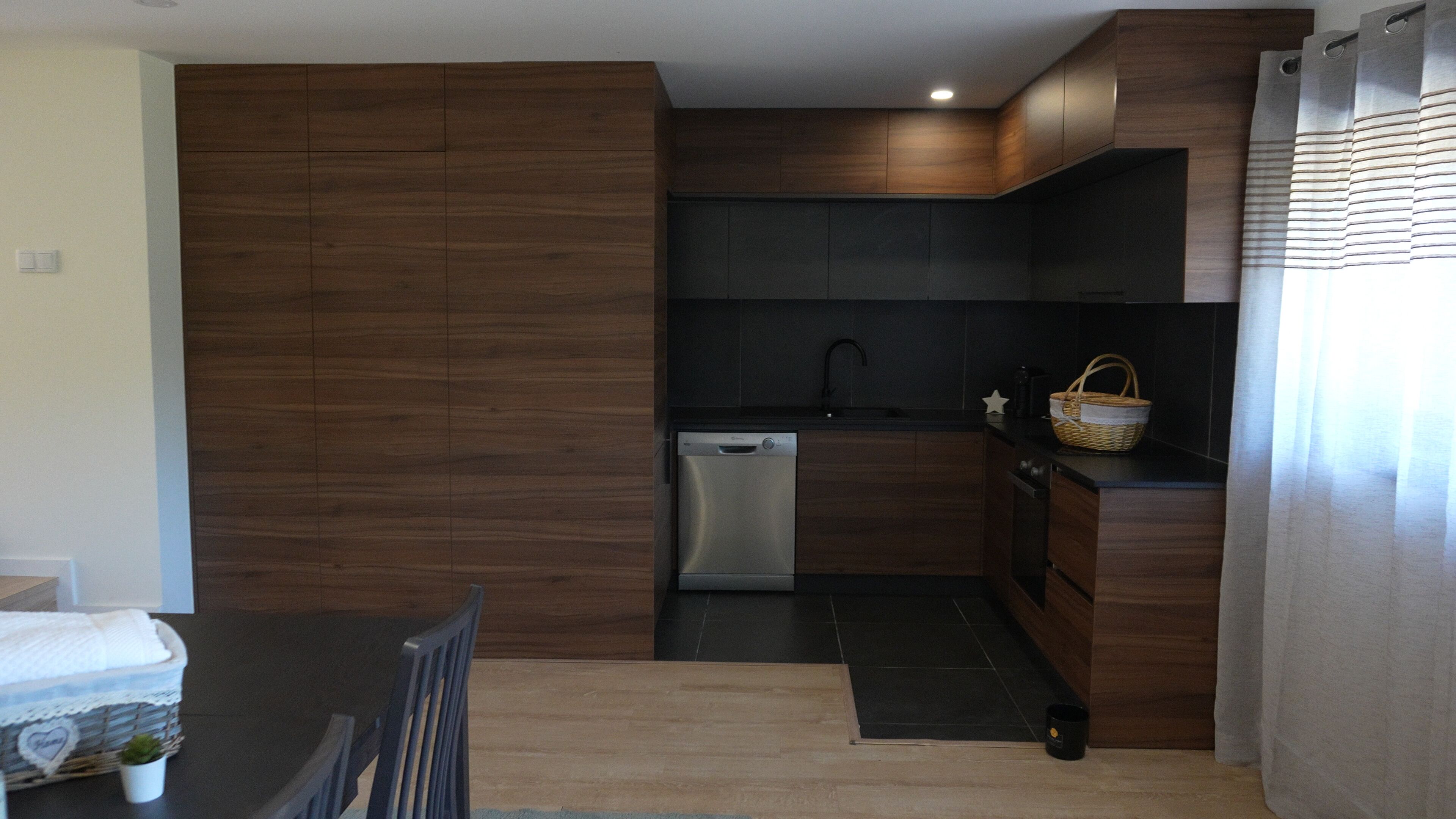 Microondas, horno, placa de cocina y lavavajillas