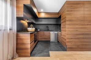 Micro-ondes, four, plaque de cuisson, lave-vaisselle