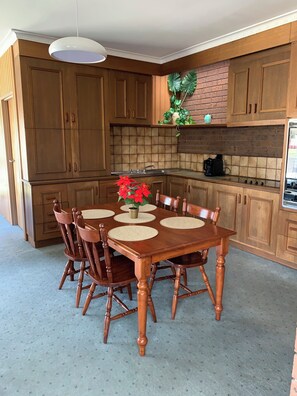 Dining - Footbridge Holiday Apartments 
“Best Prime Central Position”
 (Lakes Entrance)