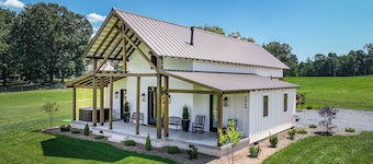 Hot tub, fire pit, resort passes included!
