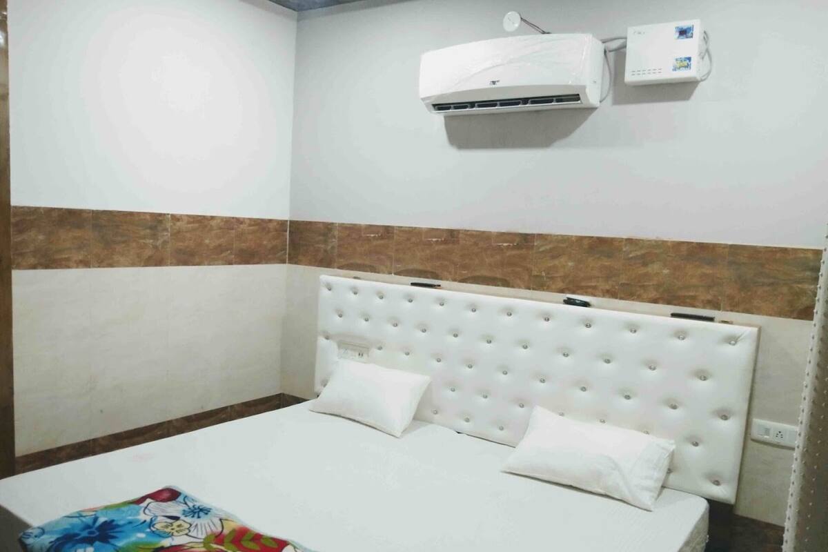 WiFi (free), bed sheets