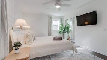 3 habitaciones, escritorio y tabla de planchar con plancha