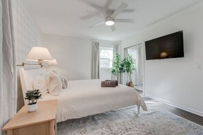 3 bedrooms, desk, iron/ironing board, travel cot - Family Amenities, Pac-Man, Central, Fire Pit (Franklin)