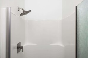 Douche, sèche-cheveux, serviettes fournies