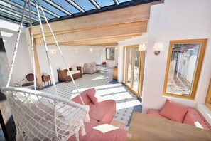 Smart-tv, ett bordtennisbord och en stereo