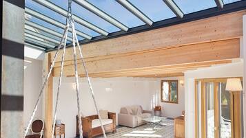 TV connectée, table de tennis de table, chaßne hi-fi