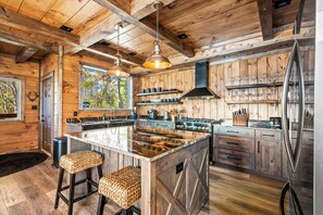 Fridge, microwave, oven, stovetop - Amazing! Brand New, Mountain Views, Indoor Pool, Steam Room **Ultra Luxury** (Gatlinburg)