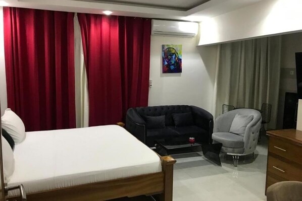 Interior - Residence with elevator: Studio with balcony (Dakar)