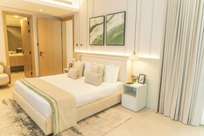 Zimmersafe, Schreibtisch, laptopgeeigneter Arbeitsplatz