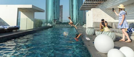 Una piscina al aire libre