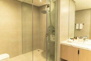 Dusj, hårføner, tøfler og håndklær