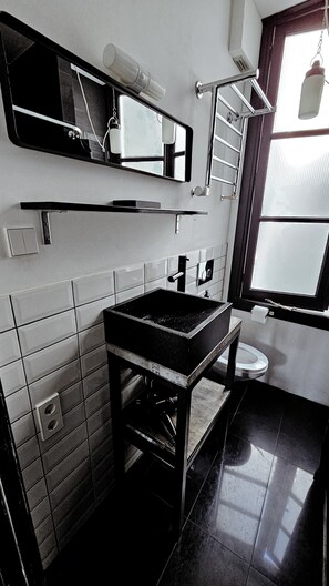 Bruser, miljøvenlige toiletartikler, hårtørrer, håndklæder