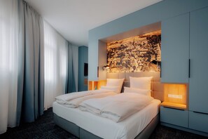 Dobbeltrom – premium, byutsikt | Safe på rommet, skrivebord for bærbar PC og blendingsgardiner