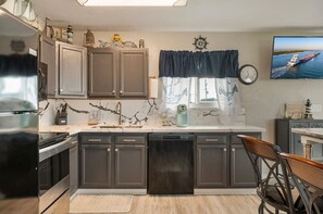 House, 1 Bedroom | Private kitchen | Fridge