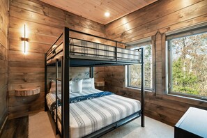 4 habitaciones, tabla de planchar con plancha y cuna de viaje 