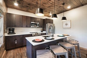 Réfrigérateur, four à micro-ondes, un four, surface de cuisson