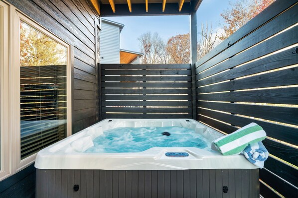 Outdoor spa tub