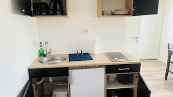 Kühlschrank, Wasserkocher mit Kaffee-/Teezubehör, Wasserkocher, Toaster