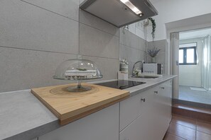 Kühlschrank, Mikrowelle, Herdplatte, Wasserkocher mit Kaffee-/Teezubehör