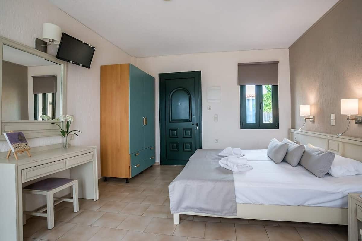 1 bedroom, in-room safe, iron/ironing board, free WiFi